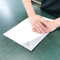 折り重ねて圧を加える