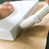 余分な糊を除いて均す